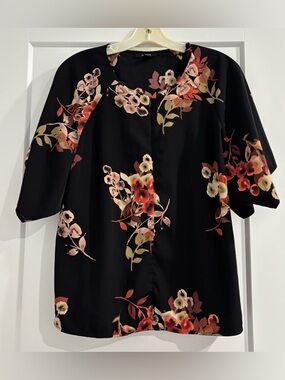 Alfani Women’s Black Floral Short Sleeved Zipper Blouse, Size Petite Medium